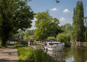 Approaching north side of Sonning Lock.